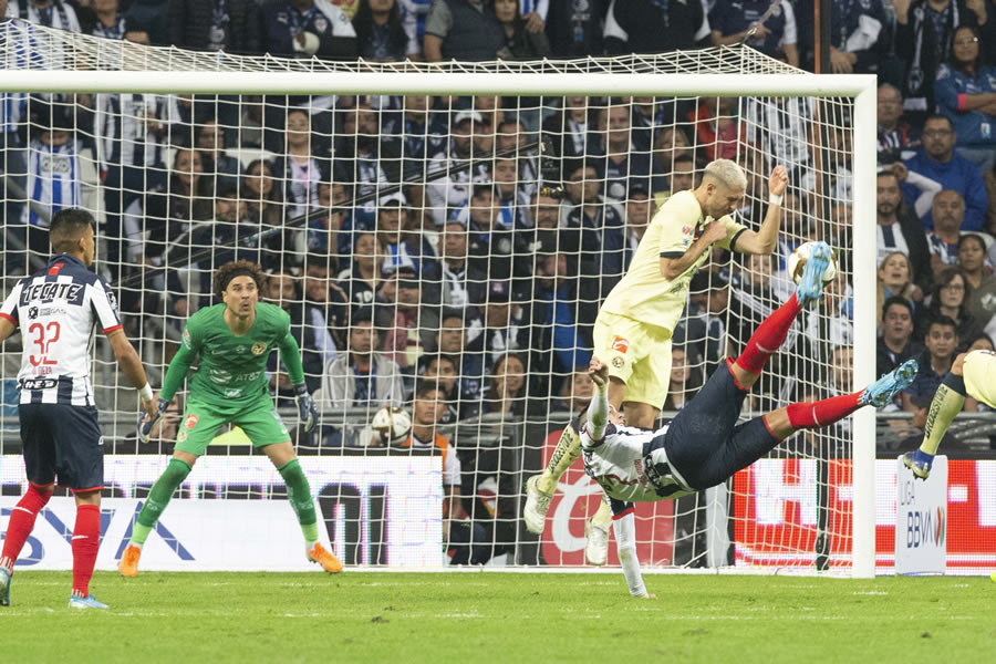 Así fue como Funes Mori remató de chilena para vencer a las Águilas. FOTO: Mexsport.