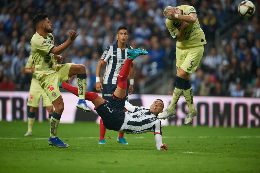 Guido Rodríguez no pudo tapar la chilena de Funes Mori. FOTO: Mexsport.