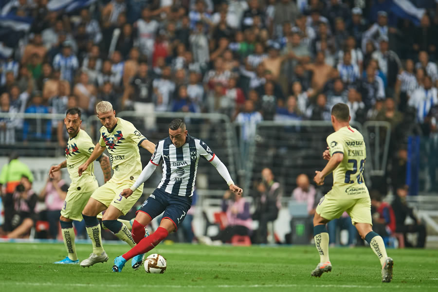 Tres azulcremas intentan quitarle el esférico a Funes Mori. FOTO: Mexsport.