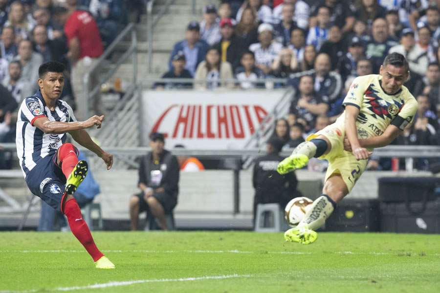 Gallardo intenta un remate, pero Paul Aguilar lo tapa. FOTO: Mexsport.