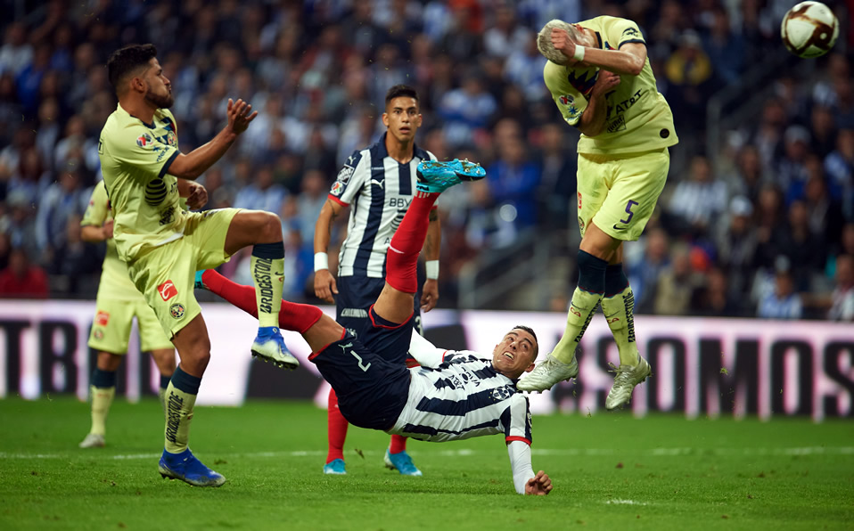 Funes Mori al momento de rematar de chilena. (Foto: Mexsport)