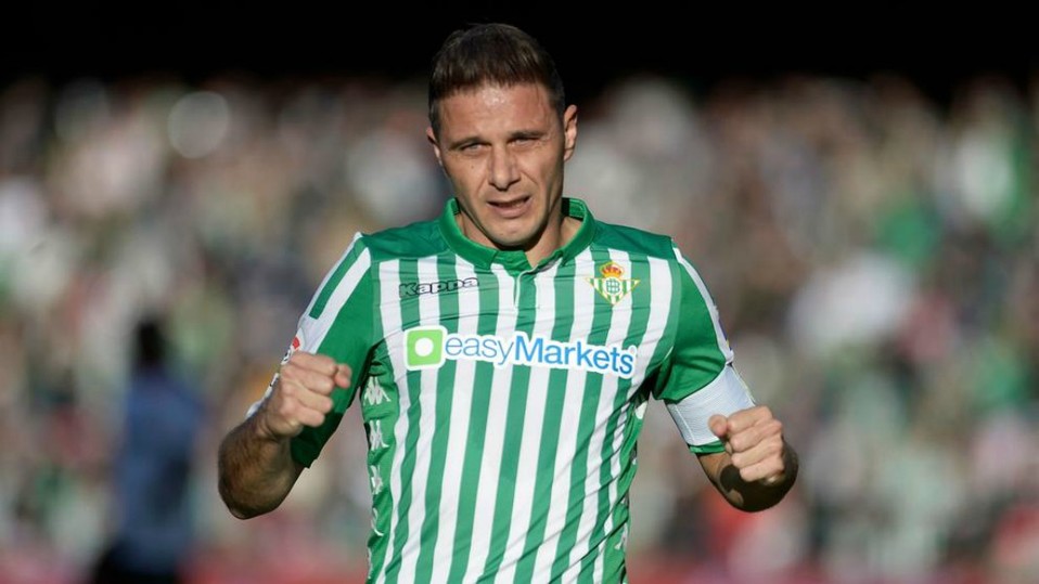 Joaquín | 38 años | Betis | El histórico mediocampista sigue siendo uno de los motores béticos.