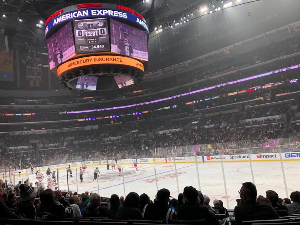 Pero también alterna la localía con LA Kings de la NHL