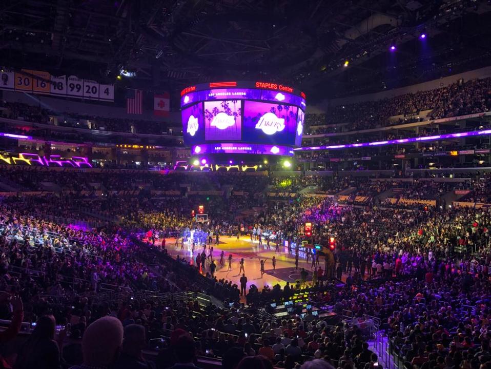 Staples Center alberga a dos equipos NBA: Lakers y Clippers y a las Sparks de la WNBA (20 mil aficionados)
