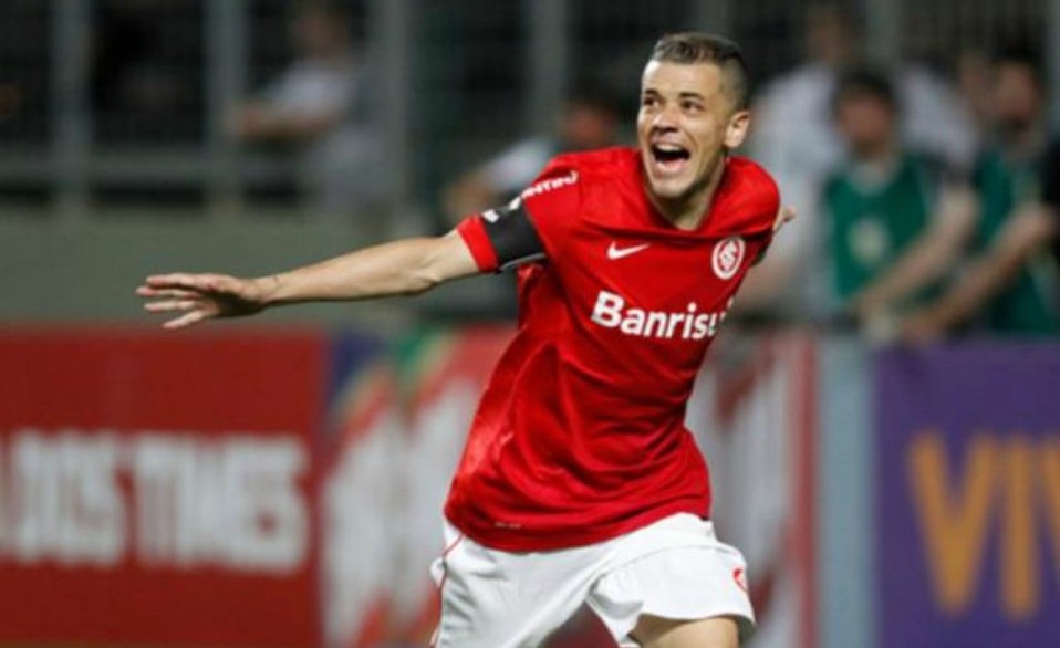 Andrés D’Alessandro | Internacional (Brasil) | Junto con Tevez, pintaba para estar en la élite mundial, aunque nunca dio el estirón.