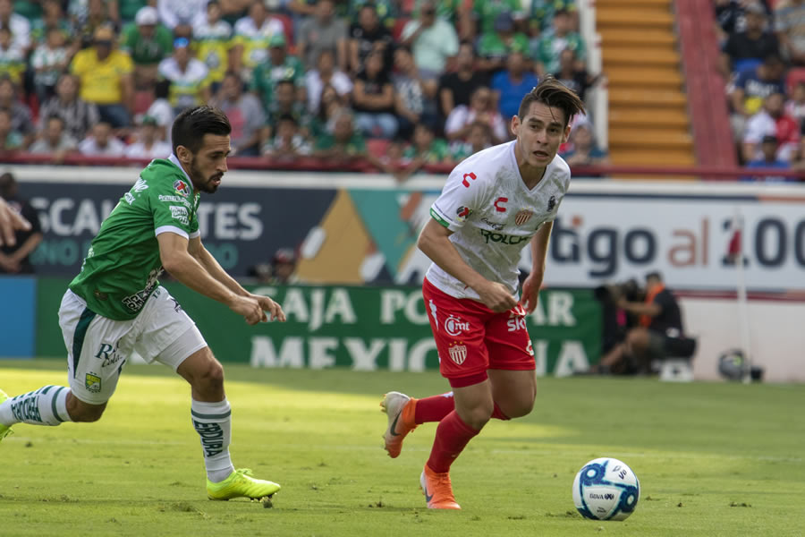 En un torneo con Necaxa Jesús Angulo demostró su calidad en la media cancha; en el A2019 disputó 21 partidos y hoy es jugador de las Chivas. FOTO: Mex
