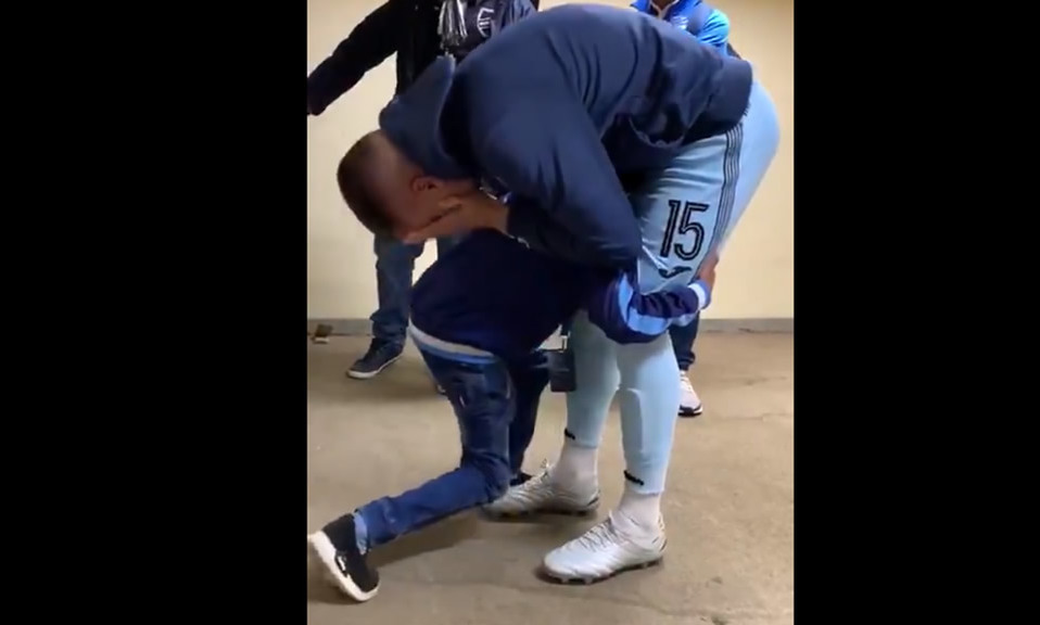 Niño se arrodilla llorando a Callejón para que no se vaya de Bolivar