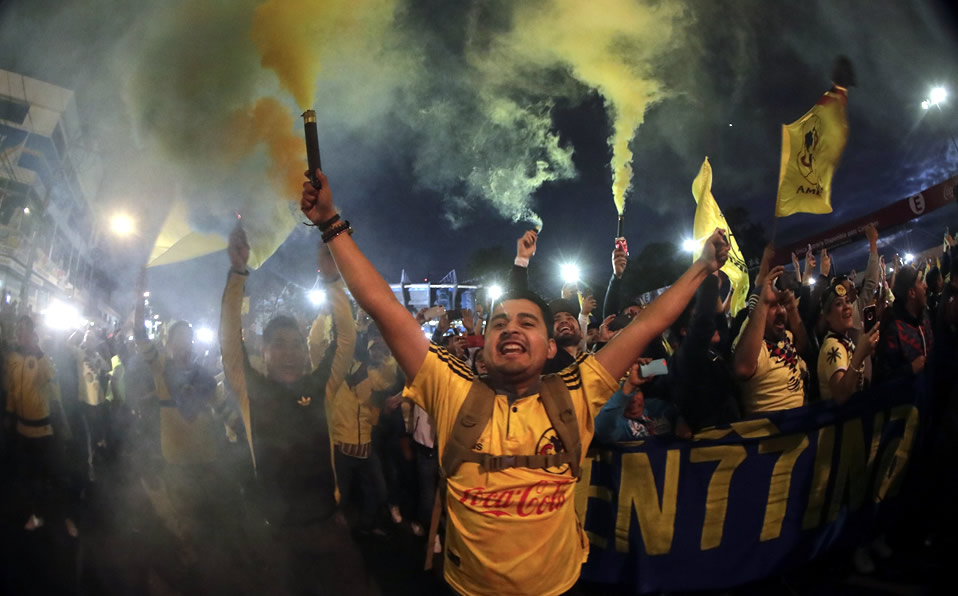 Afición del América en las inmediaciones del Estadio Azteca. (Imago7)
