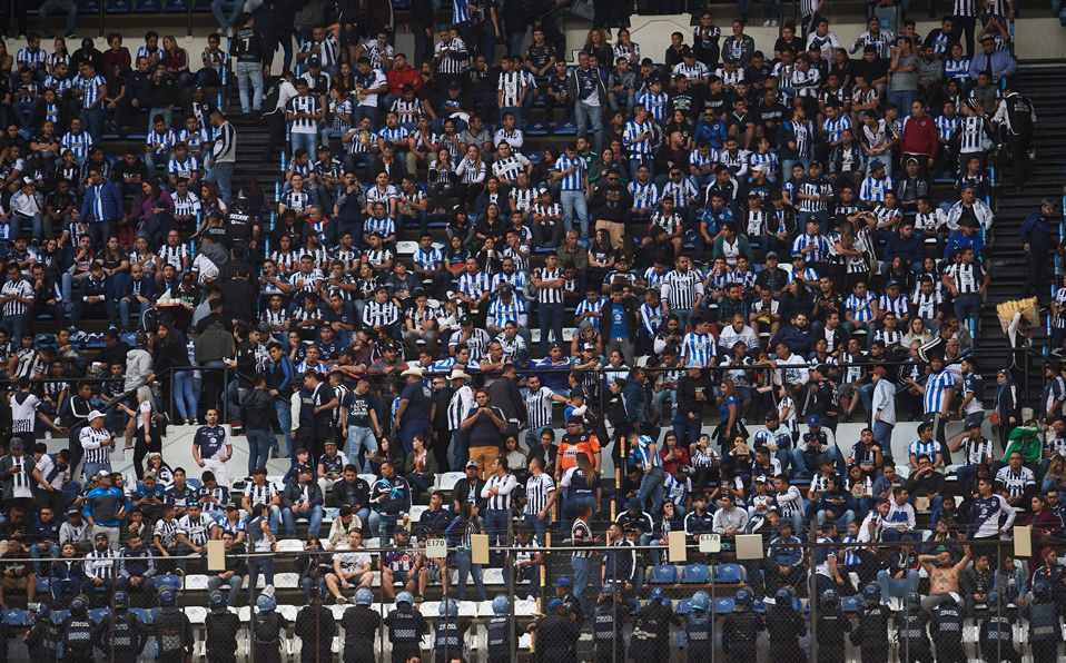 La afición de Monterrey se hizo sentir en el Estadio Azteca. (Foto: Mexsport)