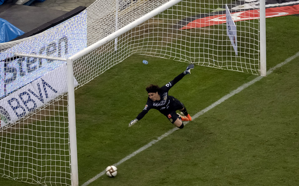 Ochoa en la tanda de penales. (Foto: Mexsport)