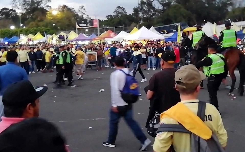 La Policía Montada intervino de inmediato para calmar los ánimos. (Foto: MT)
