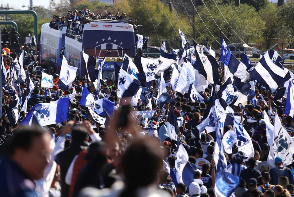 La afición de pintó de blanco y azul las calles.  (Imago 7)