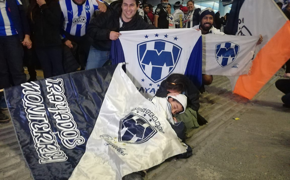 Aficionados esperando la llegada de su equipo. (Mediotiempo)