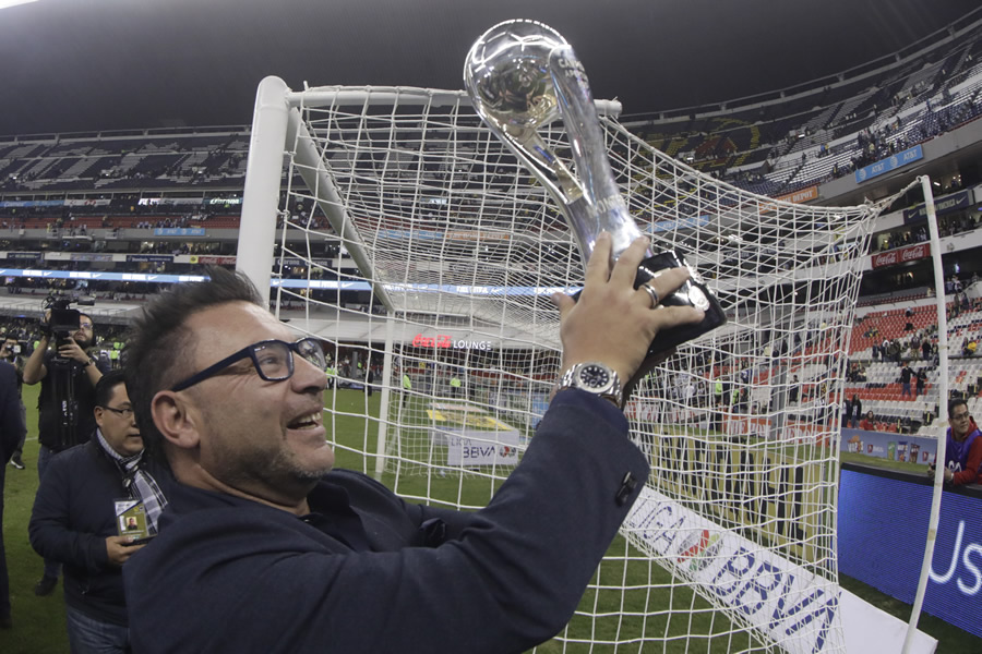 Antonio Mohamed celebra el título con la tribuna. (Foto: Imago7)