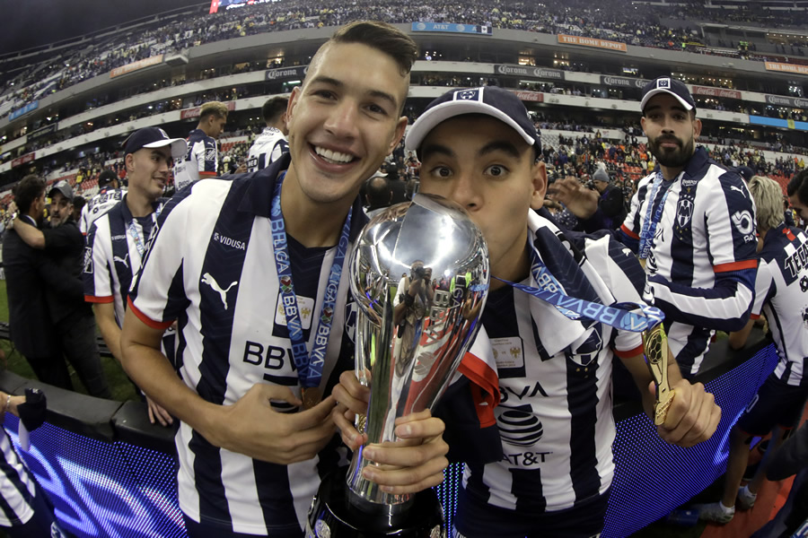 César Montes y Charly Rodríguez con el trofeo de Campeón. (Foto: Imago7)