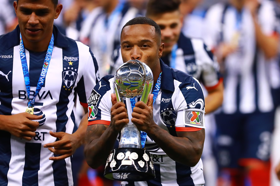 El colombiano Dorlan Pabón besa el trofeo del Apertura 2019. (Foto: Imago7)