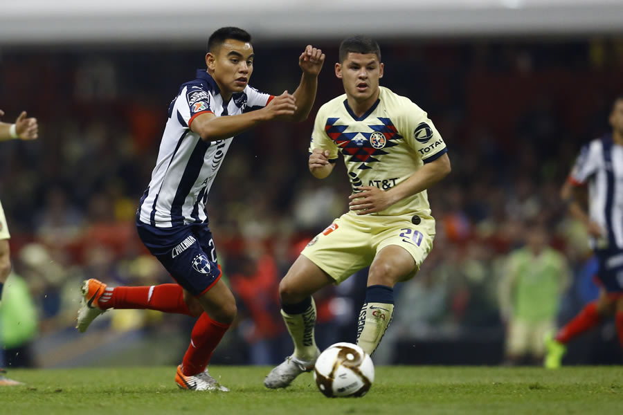 Charly Rodríguez disputa el esférico ante Richar Sánchez. FOTO: Imago7.