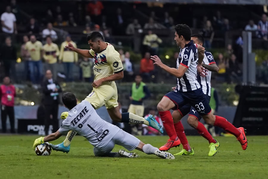 Barovero logra quitar el balón a Henry Martín en una jugada de peligro. FOTO: Imago7