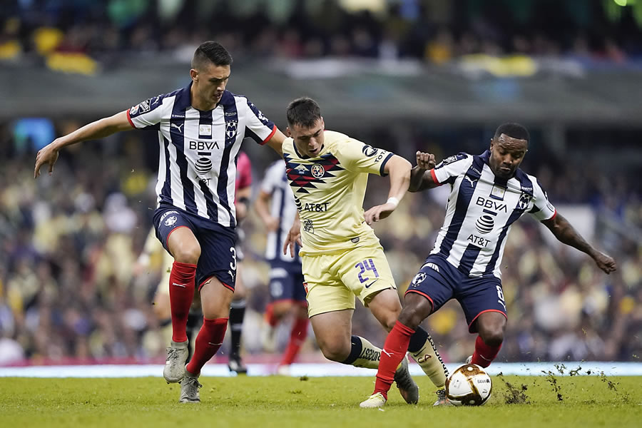 Dorlan Pabón cubre el esférico ante la presión azulcrema. FOTO: Imago7