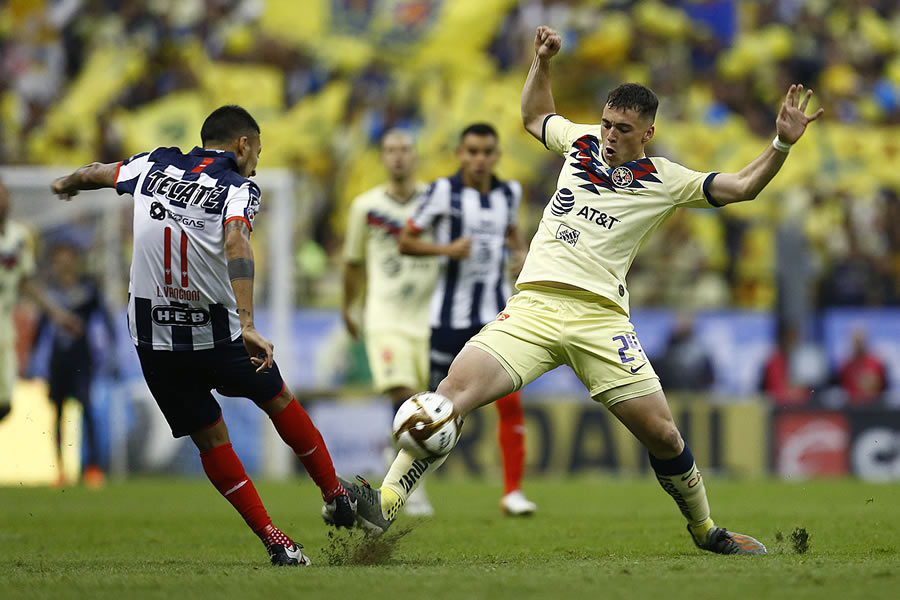 Los jugadores de ambos clubes metieron dura la pierna. FOTO: Imago7