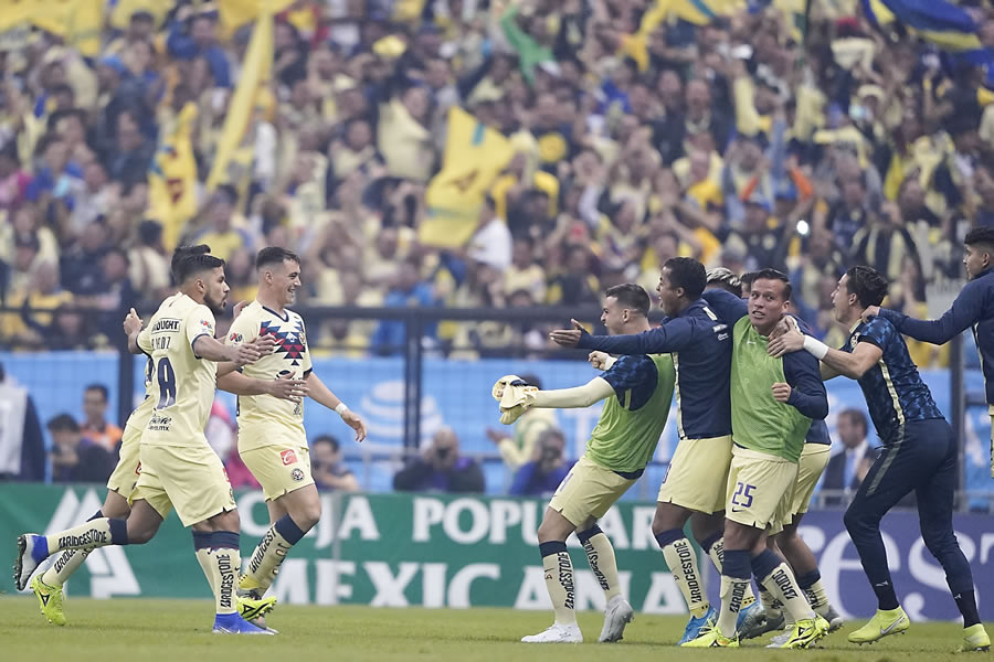 La banca azulcrema no se pudo contener y estalló con el gol ante Rayados. FOTO: Imago7