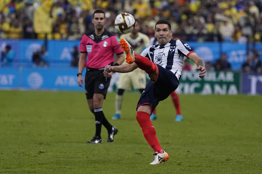 Celso Ortíz controla el esférico durante la Final ante los azulcremas. FOTO: Imago7