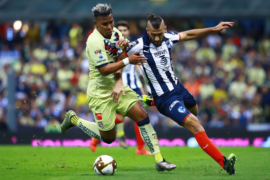 Nico Sánchez disputa el balón con Roger Martínez. FOTO: Imago7