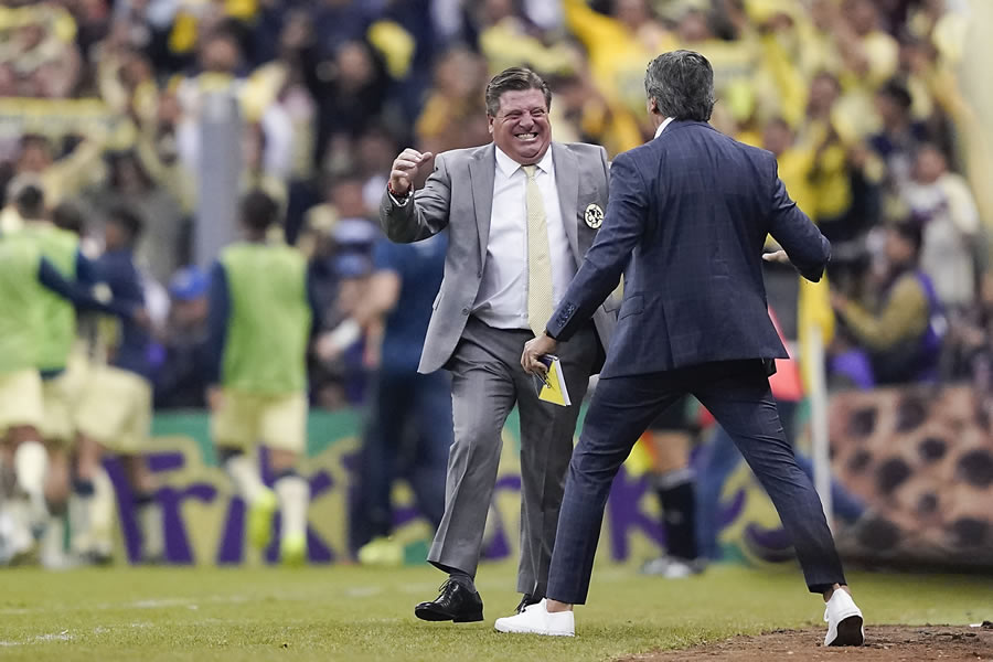 El Piojo Herrera festejó el gol de Richard Sánchez. FOTO: Imago7