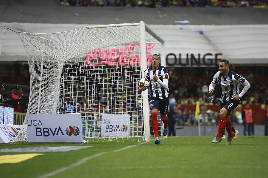 Rogelio Funes Mori marcó el gol que le dio vida a rayados. FOTO: Imago7
