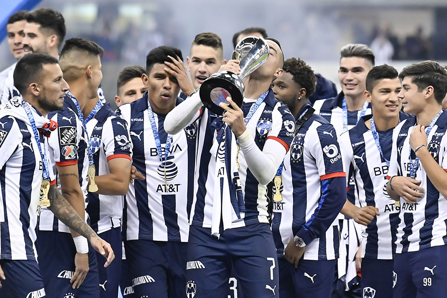Funes Mori besa el trofeo del Apertura 2019. (Foto: Imago7)