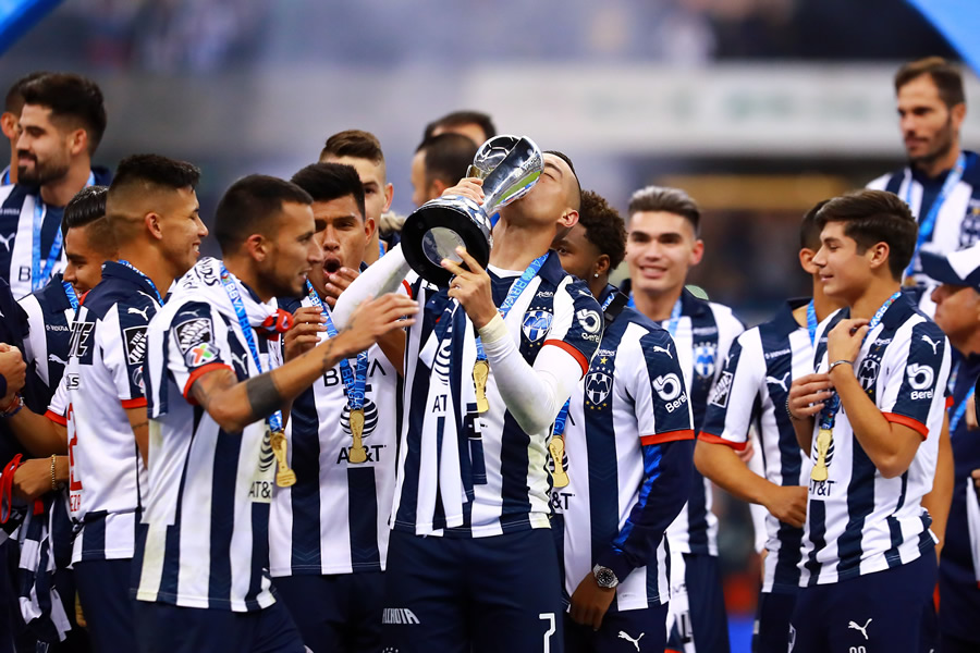 Funes Mori besa el trofeo del Apertura 2019. (Foto: Imago7)