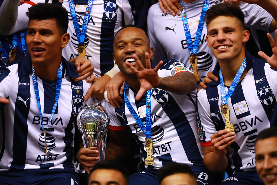 Gallardo, Pabón y Ponchito tras ser premiados. (Foto: Imago7)