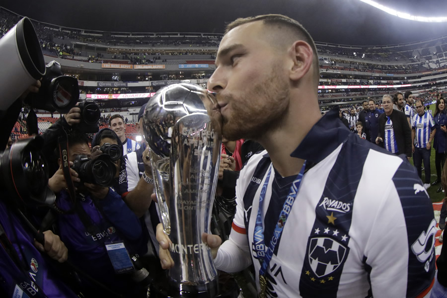 Janssen besa el trofeo del Apertura 2019. (Foto: Imago7)