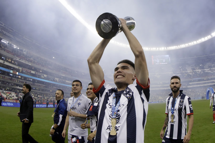 Johan Vásquez levanta el título del Apertura 2019 con Monterrey. (Foto: Imago7)