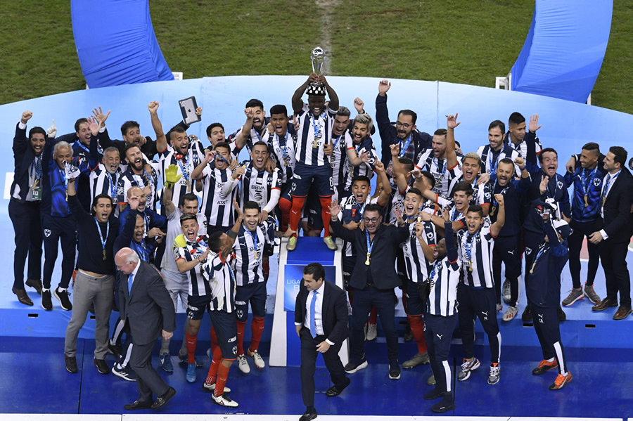 Los jugadores de Rayados alzan el trofeo de Campeones del Apertura 2019. (Foto: Imago7)