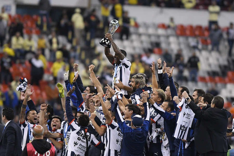 Los jugadores de Rayados alzan el trofeo de Campeones del Apertura 2019. (Foto: Imago7)