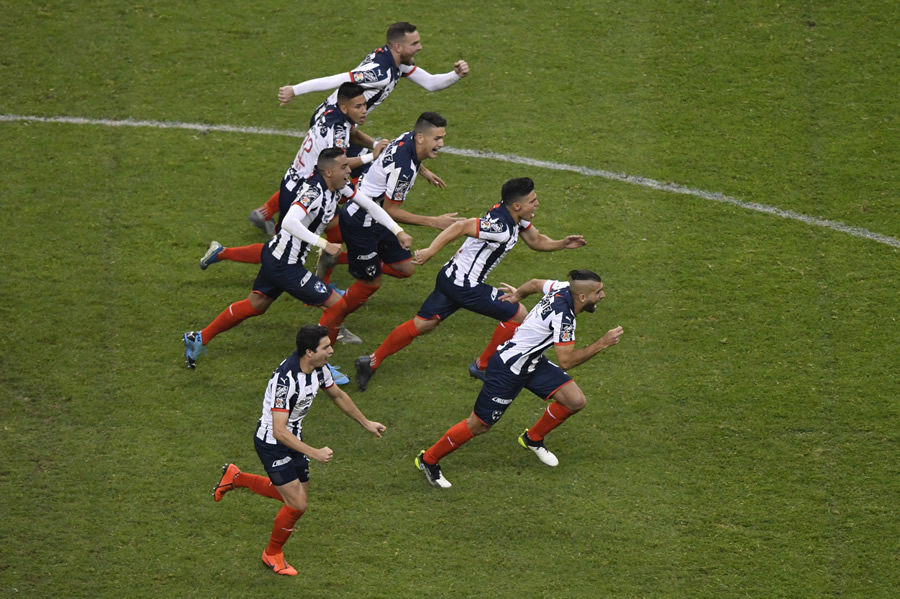 Los jugadores de Rayados corren a celebrar con Vangioni, autor del penal que le dio el triunfo a Rayados. (Foto: Imago7)