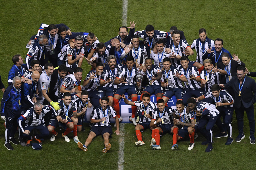 Los jugadores de Rayados posan para la foto tras ganar el título de Liga. (Foto: Imago7)