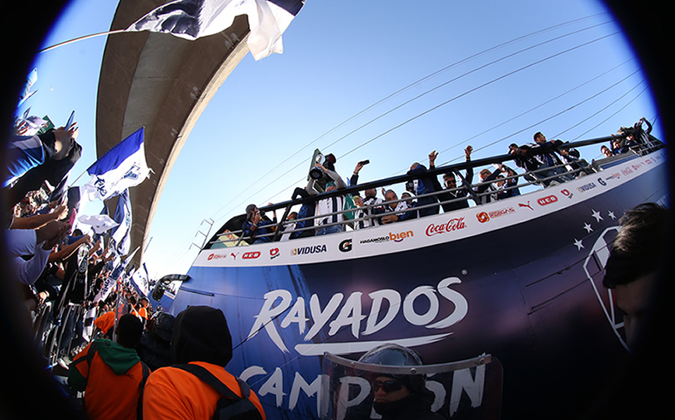 La pandilla celebrando a lo grande. (Imago 7)