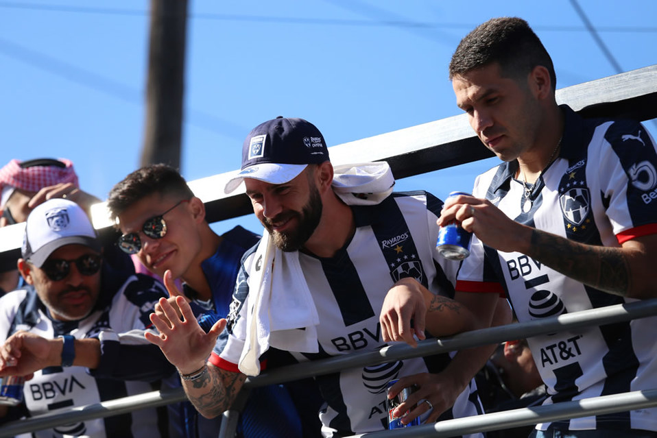Los jugadores arriba del autobús que los llevaría al recorrido.  (Imago 7)