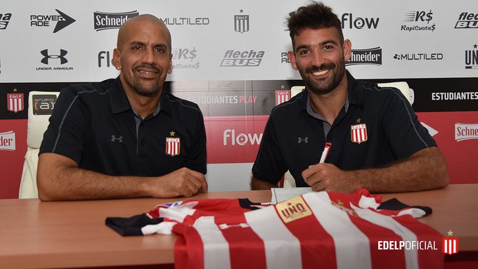 Martín Cauteruccio junto a Juan Sebastián Verón, presidente de Estudiantes. (Foto: @EdelpOficial)