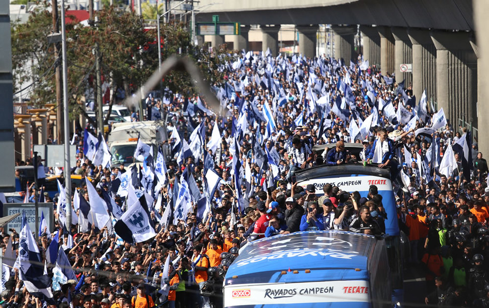 No cabía un aficionado más al paso del bús.  (Imago 7)