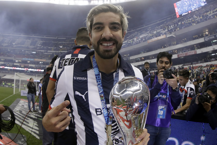 Rodolfo Pizarro con el trofeo de Campeón. (Foto: Imago7)