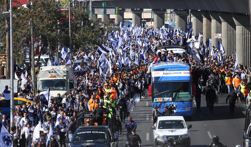 La seguridad abrió camino al equipo regio.  (Imago 7)