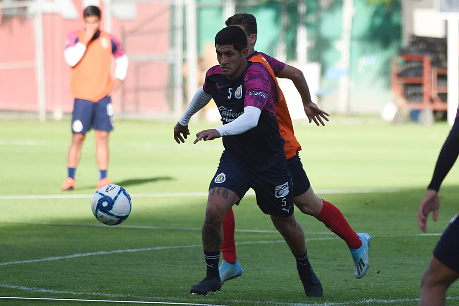 Víctor Guzmán es una de las figuras de Chivas para el Clausura 2020. (Foto: Imago7)