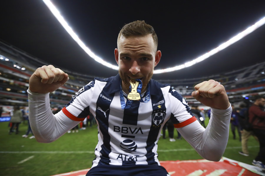 Vincent Janssen posa con su medalla de Campeón. (Foto: Imago7)