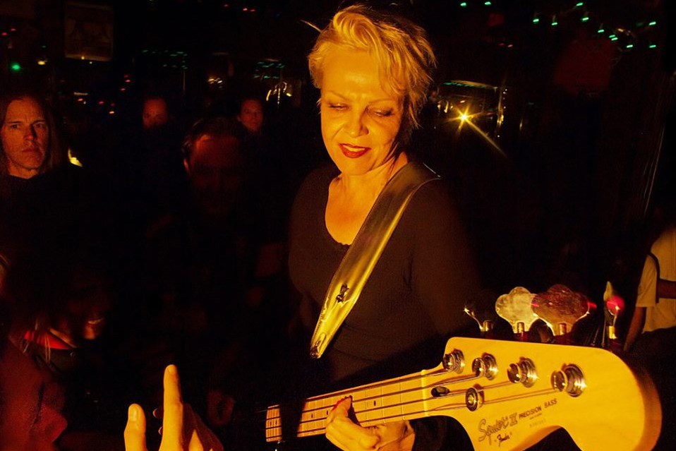 Lorna Doom. Una de las bajistas más famosas del punk-rock murió a causa de un cáncer de mama después de cumplir 61 años.