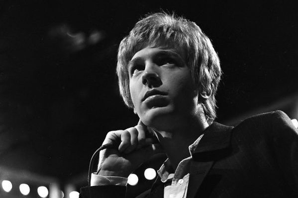 Scott Walker. Músico y productor experimental que colaboró con incontables músicos y artistas, murió a los 76 años.