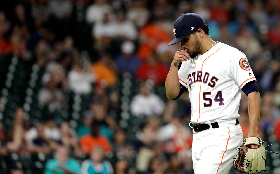 Osuna es el cerrador más joven en llegar a 150 en la historia de MLB. (Foto: @MLB_Mexico)