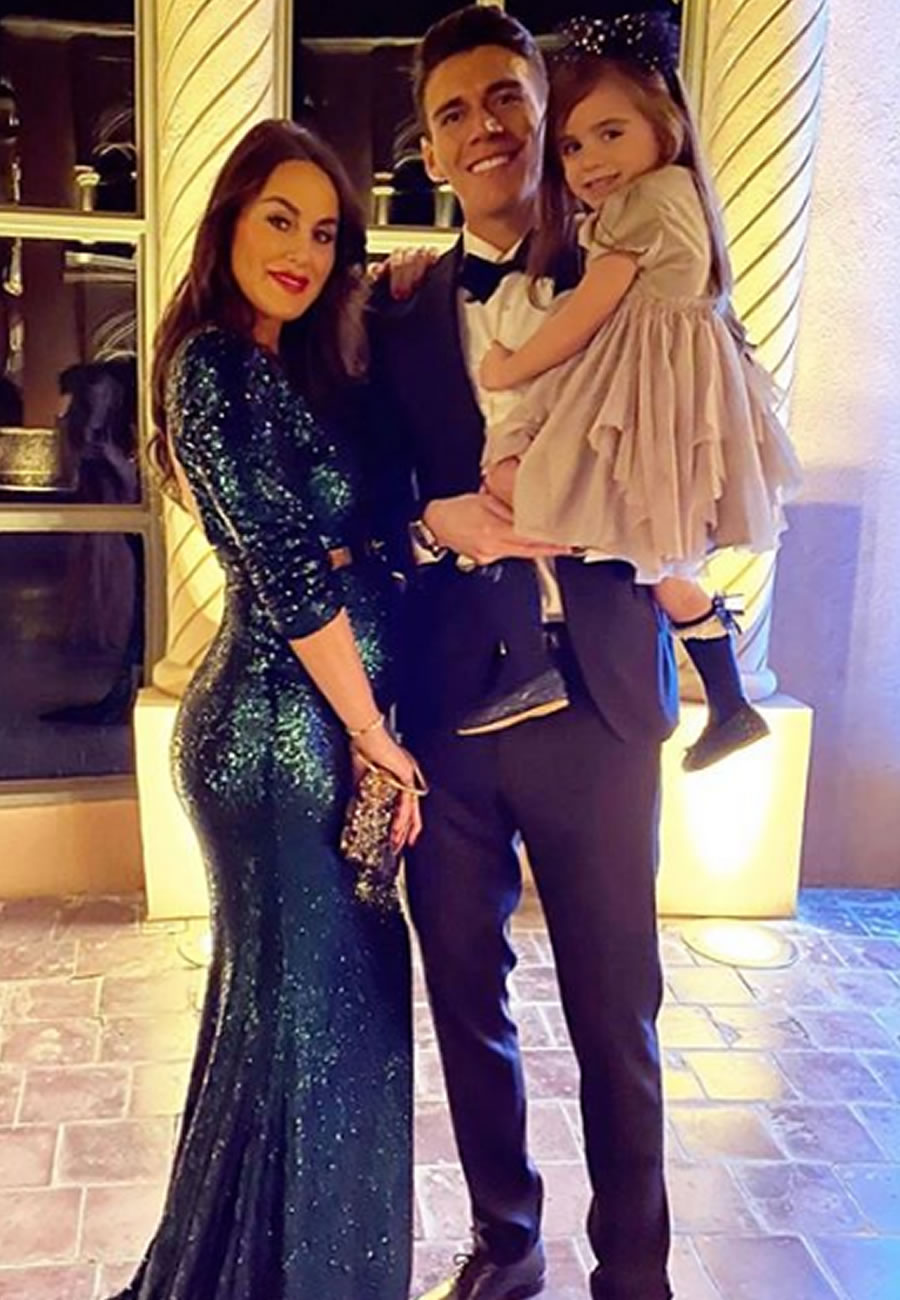 Desde tierras árabes, Héctor Moreno celebró en familia.